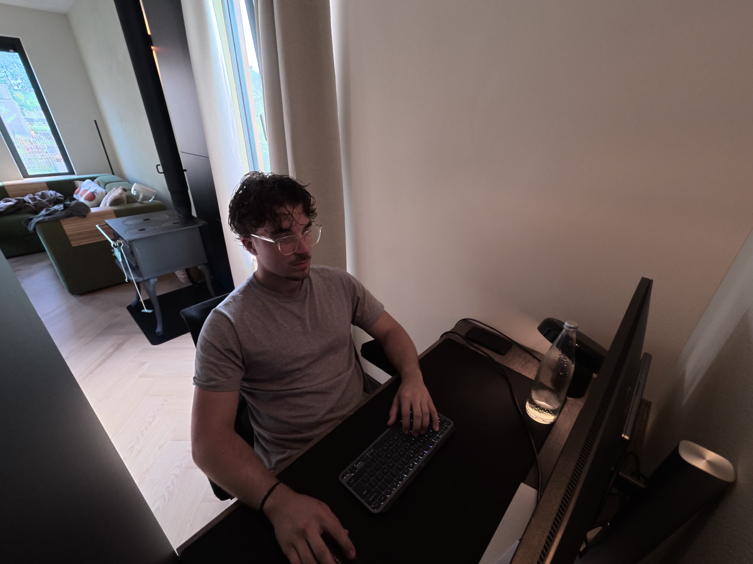 Steef aan zijn bureau